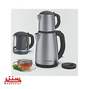 تصویر یک چای‌ساز استیل برند "باریزی" شامل قوری شیشه‌ای، کتری استیل و یک فنجان چای آماده با برگ‌های تزئینی در کنار آن، همراه با لوگوی مه سنتر در بالا.